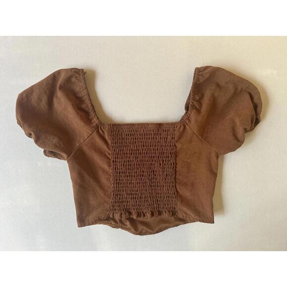 Kirious Los Angeles Brown Smocked Crop Top with Puff Sleeves - Picture 3 of 4